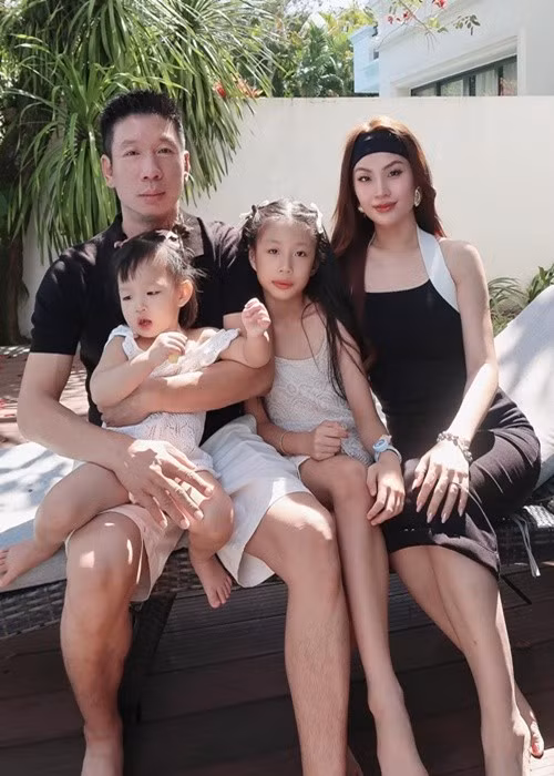 Vợ chồng Diễm Trang thường xuyên đưa các con đi du lịch. Ảnh: FB Diễm Trang.