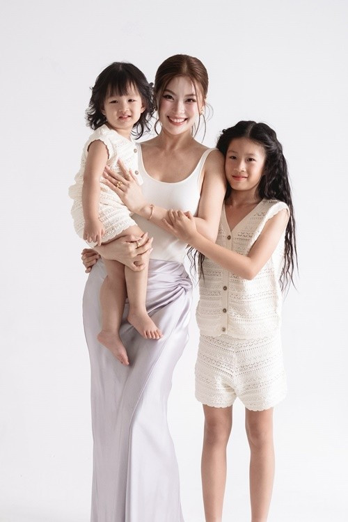 Hai con gái của Diễm Trang đều xinh xắn, thừa hưởng nhiều nét đẹp của bố mẹ. Ảnh: FB Diễm Trang.
