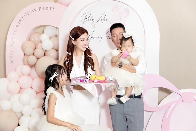 Trong cuộc phỏng vấn với Vietnamnet, Diễm Trang tiết lộ tính cách của hai con gái trái ngược nhau. "Lilia có vẻ mạnh mẽ hơn chị, thích khám phá trải nghiệm, đặc biệt thích ăn, còn chị điềm đạm hơn, hay mắc cỡ và khá kén chọn", Diễm Trang cho hay. Ảnh: FB Diễm Trang.