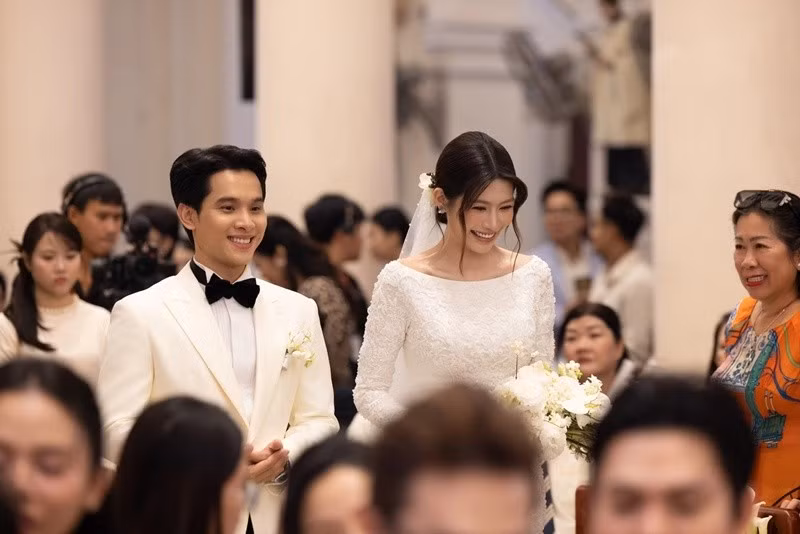 Theo Znews, ngày 25/10, Chế Nguyễn Quỳnh Châu và doanh nhân Phát Nguyễn cử hành thánh lễ hôn phối tại Nhà thờ Tân Định. Ảnh: Znews.