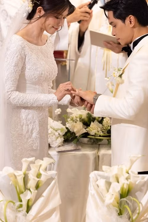 Quỳnh Châu chia sẻ: "Em nhận anh làm chồng và hứa giữ lòng chung thủy với anh, khi thịnh vượng cũng như lúc gian nan, khi bệnh hoạn cũng như lúc mạnh khỏe để yêu thương và tôn trọng anh mọi ngày suốt đời em". Ảnh: Znews.