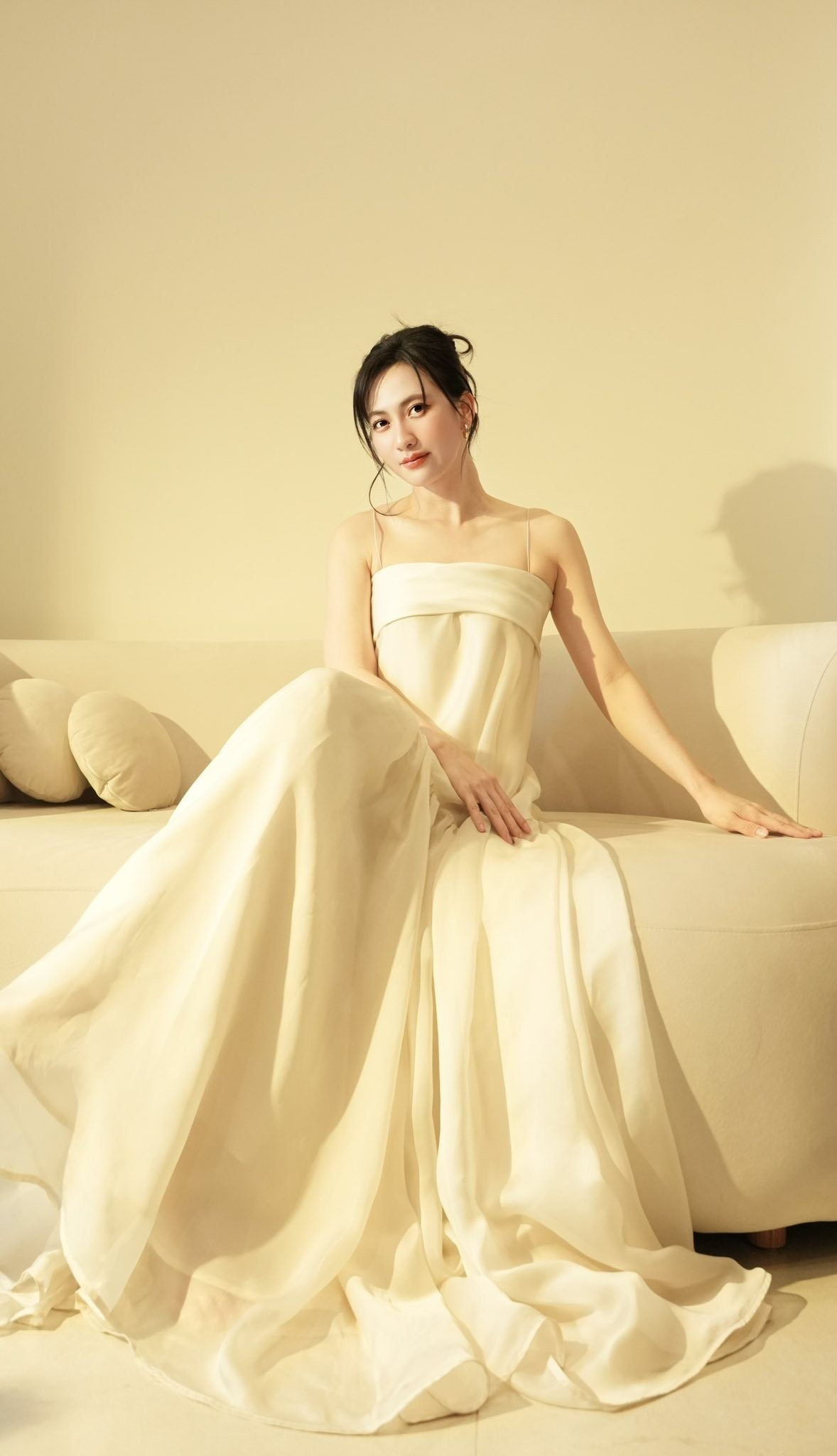 Mỗi lần xuất hiện tại sự kiện, người đẹp sinh năm 1992 ghi điểm nhờ sự chỉn chu và gu thời trang tinh tế.