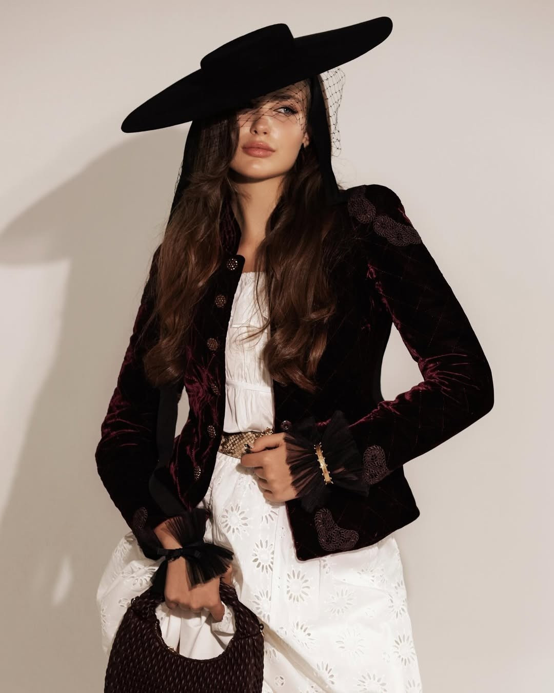 Varvara thực hiện bộ ảnh kết hợp giữa vẻ đẹp cổ điển và sự sang trọng hiện đại. Ảnh: Instagram Varvara Yakovenko.