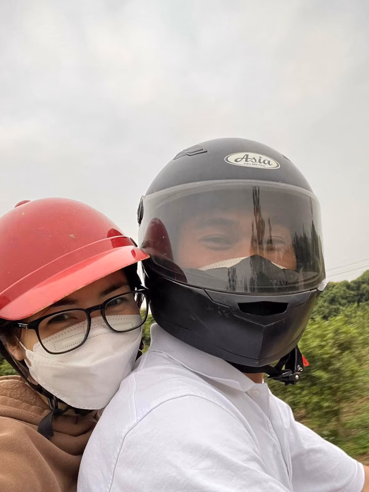 Cô cũng thấu hiểu những thiệt thòi khi Văn Cương phải giữ kín chuyện tình cảm trong thời gian dài. Hòa Minzy nhớ lại lời chia sẻ của anh: “Nhìn đồng đội đưa vợ con lên đơn vị, nhiều lúc chồng cũng muốn được như vậy lắm”, đồng thời bày tỏ mong muốn trở thành hậu phương vững chắc để anh yên tâm công tác.