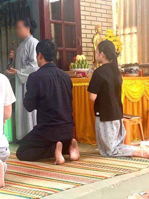 Con gái Thương Tín năm nay 11 tuổi, hành lễ trước linh cữu cha. Tô Hiếu chia sẻ trên Tiền Phong: “Khoảng mấy tháng trở lại đây, anh buồn, hơi trầm cảm. Anh cũng suy sụp vì lâu không được gặp con gái. Anh có tâm sự rằng mẹ bé không cho gặp con, cắt liên lạc luôn với anh". Ảnh: Tiền Phong.