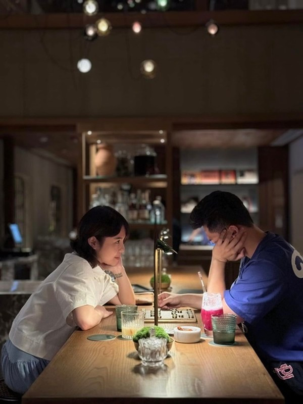 Nữ ca sĩ thi thoảng khoe ảnh hẹn hò lãng mạn với chồng sau khi về chung một nhà. Ảnh: FB Thái Trinh.