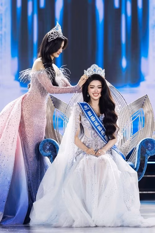 Ý Nhi nhắn nhủ đến top 3 Miss World Vietnam 2025: "Chúc mừng Hoa hậu Phan Phương Oanh, Á hậu 1 Lê Phương Khánh Như và Á hậu 2 Trương Tâm Như đã chính thức bước lên những vị trí xứng đáng nhất của hành trình này. Nhìn các bạn tỏa sáng trong khoảnh khắc ấy, Nhi như thấy lại chính mình của một hành trình đã qua, đầy nỗ lực, cảm xúc và tự hào. Mỗi bạn đều mang trong mình một câu chuyện riêng, một vẻ đẹp riêng, nhưng tất cả đều hội tụ ở bản lĩnh và trái tim đầy nhiệt huyết. Chúc các bạn sẽ luôn giữ vững ánh sáng của mình, tiếp tục lan tỏa những giá trị tốt đẹp và viết nên hành trình thật rực rỡ phía trước". Ảnh: BTC.