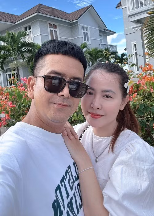 Hùng Thuận và bạn gái trông tươi tắn, mặc đơn giản trong kỳ nghỉ dưỡng. Ảnh: FB Hùng Thuận.
