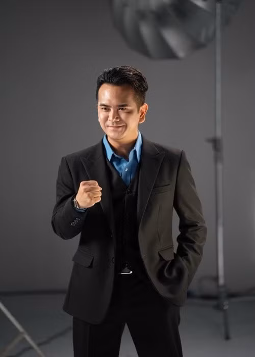 Năm 11 tuổi, Hùng Thuận quay phim Đất phương Nam. Theo Người Lao Động, anh nhận giải Nam diễn viên được yêu thích ở Mai Vàng 1997 với vai An trong bộ phim truyền hình đình đám này. Sau đó, Hùng Thuận tham gia ca hát, đóng phim. Tuy nhiên, nhiều năm qua, anh tập trung kinh doanh. Ảnh: FB Hùng Thuận.