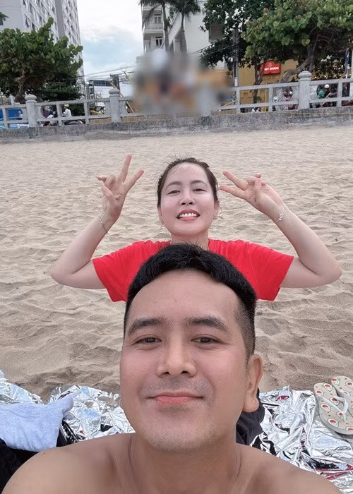 Nam diễn viên Đất phương Nam chia sẻ trên trang cá nhân, anh hẹn hò Tuệ Tâm từ tháng 3/2024. Đến tháng 5/2024, Hùng Thuận công khai có bạn gái mới. Ảnh: FB Hùng Thuận.