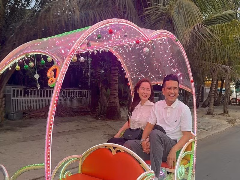 Hùng Thuận giới thiệu Tuệ Tâm với gia đình, bạn bè thân thiết. Ảnh: FB Hùng Thuận.