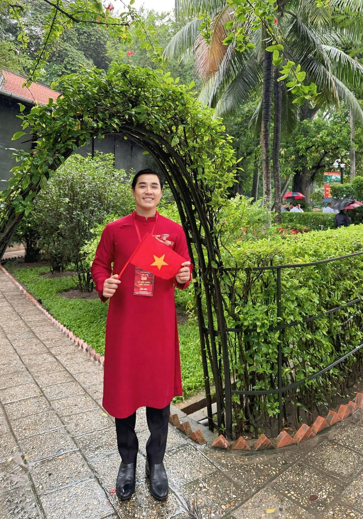 Nam MC nhận Huy hiệu mang tên Bác. Ảnh: FB Nguyên Khang.