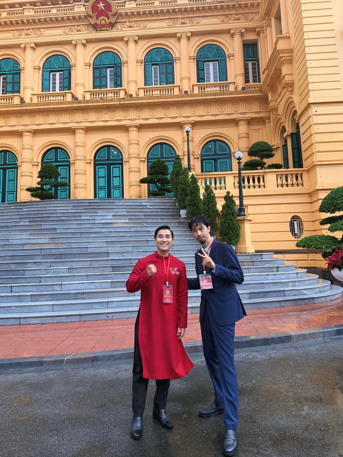 Tham gia sự kiện, MC Nguyên Khang diện áo dài đỏ. Ảnh: FB Nguyên Khang.