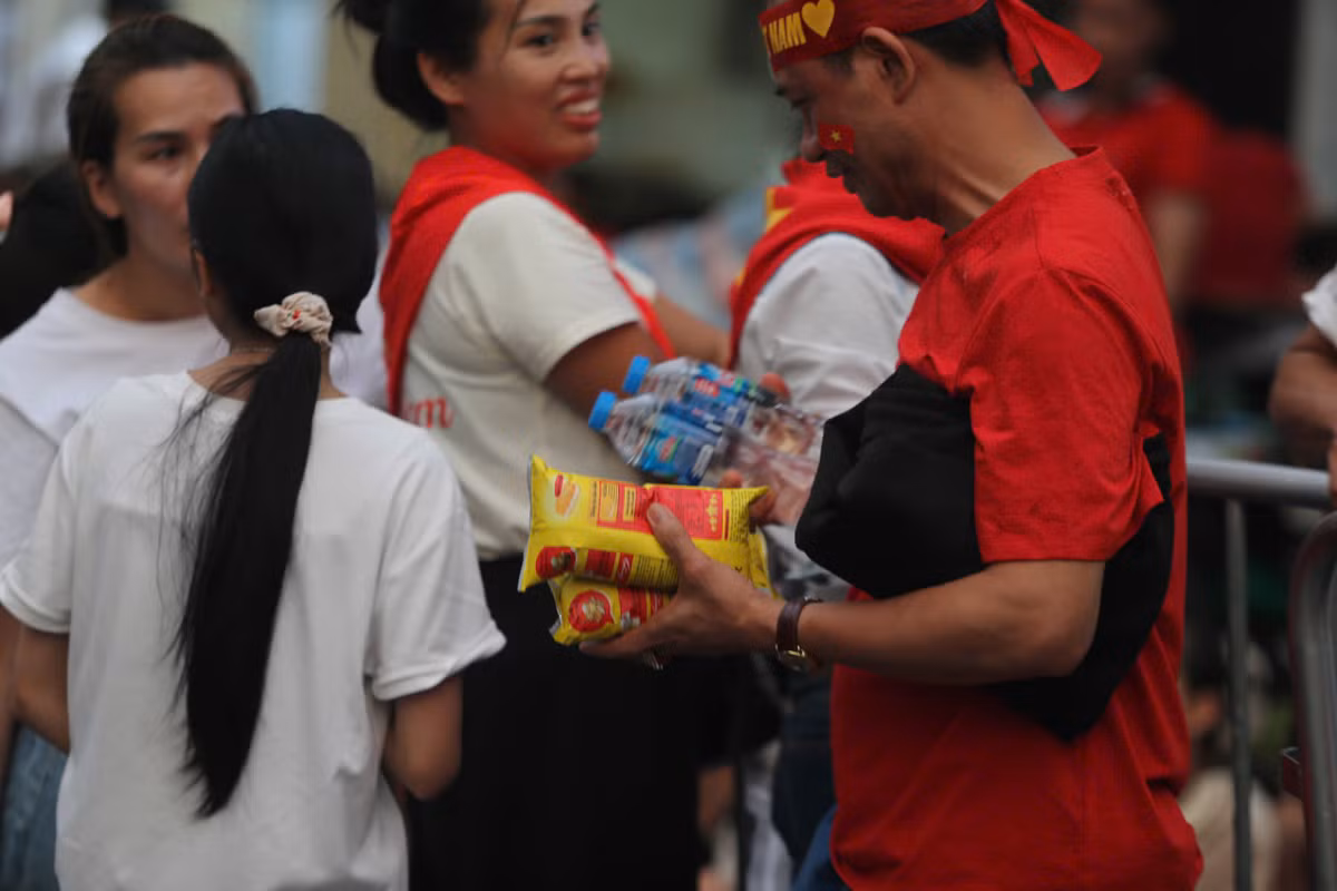 Các gia đình còn chuẩn bị nước uống, bánh ngọt chờ xem diễu binh, diễu hành.