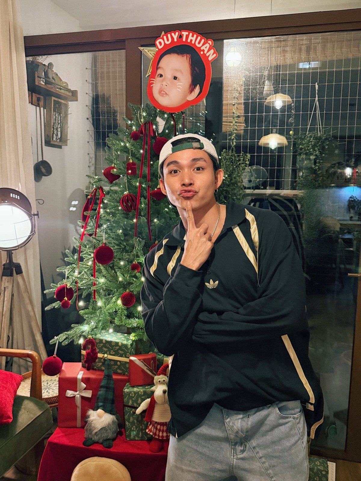 Jun Phạm trang trí căn hộ cao cấp để đón Giáng sinh. Ảnh: FB Jun Phạm.