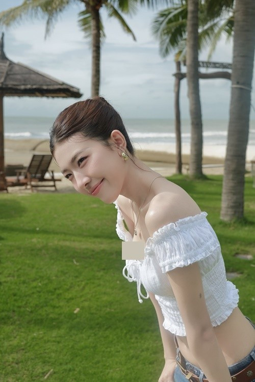 Rũ bỏ những bộ váy lộng lẫy, Lamoon ngoài đời vẫn thu hút với các thiết kế năng động, mang đậm dấu ấn cá nhân.