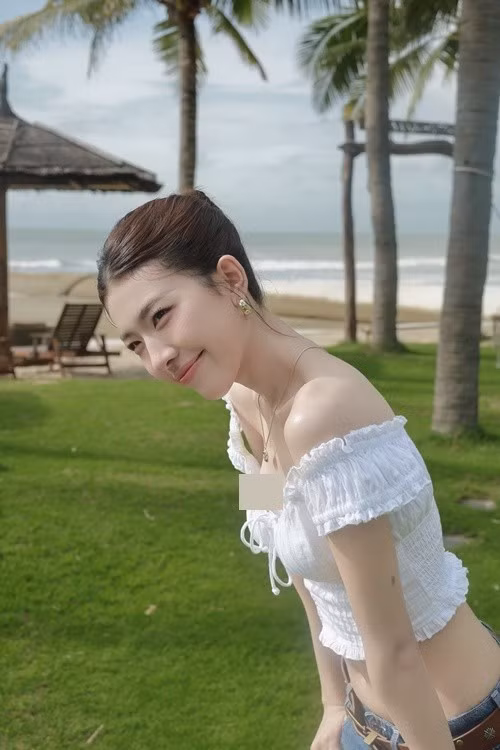 Rũ bỏ những bộ váy lộng lẫy, Lamoon ngoài đời vẫn thu hút với các thiết kế năng động, mang đậm dấu ấn cá nhân.