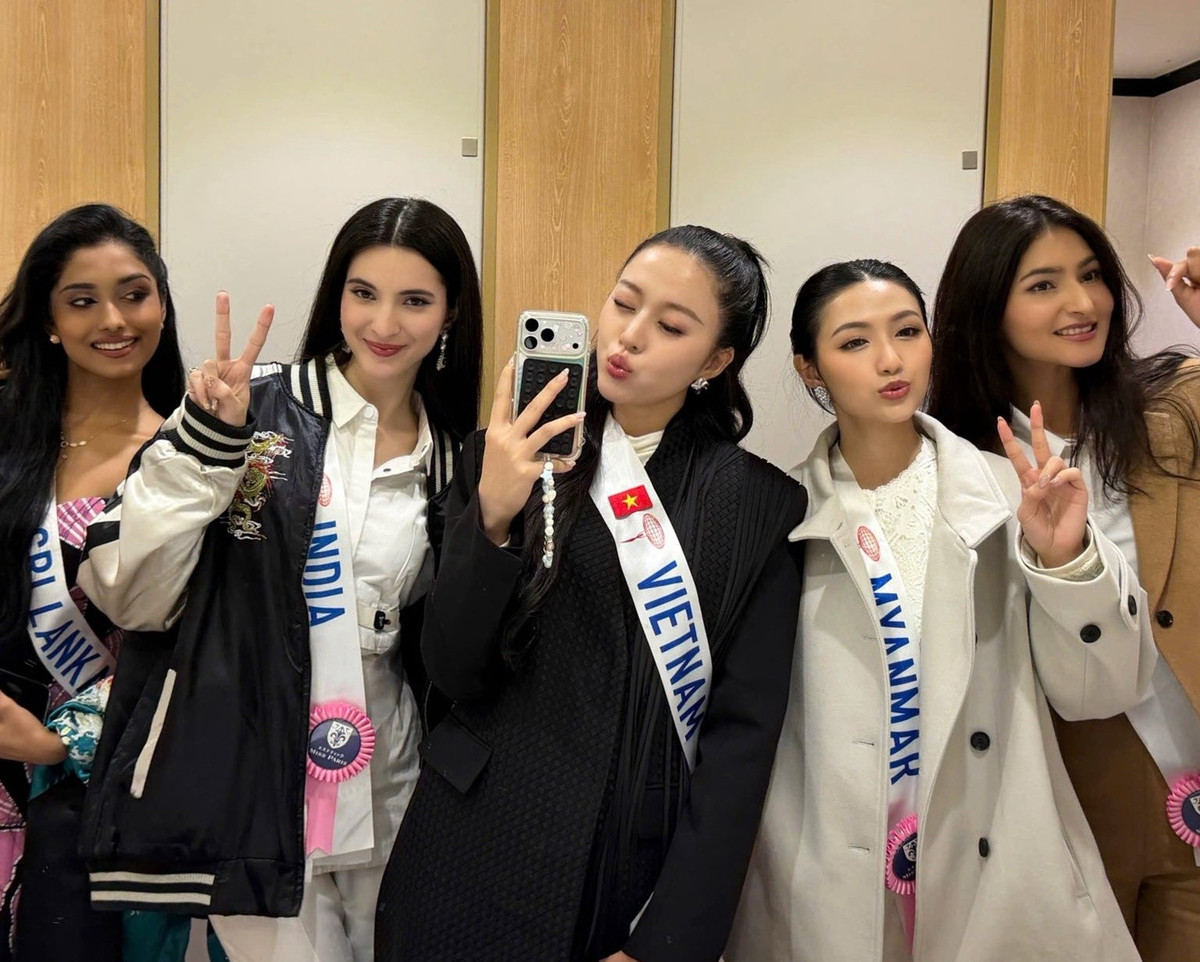 Ở Miss International 2025, Kiều Duy và Nana không ít lần đọ sắc, chụp ảnh kỷ niệm bên các thí sinh khác.