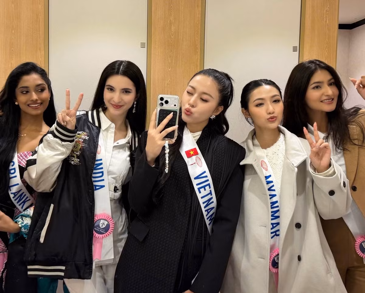 Ở Miss International 2025, Kiều Duy và Nana không ít lần đọ sắc, chụp ảnh kỷ niệm bên các thí sinh khác.
