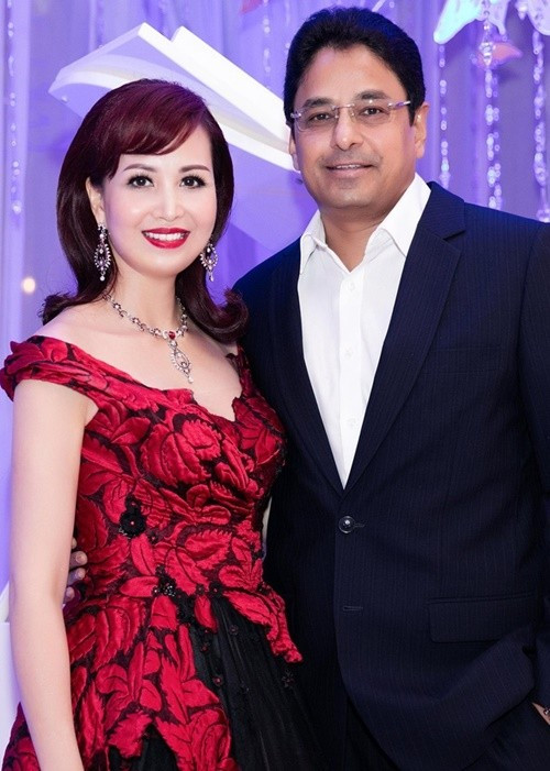 Về lễ thành hôn ở Ấn Độ, Diệu Hoa chia sẻ trên Tiền Phong: “Tối hôm đó, ở quê chồng, Mumbai, quanh một đống lửa hồng, trước đông đủ họ hàng, bạn bè, với sự chủ trì của một vị thầy tu, vợ chồng tôi nắm tay nhau đi quanh ngọn lửa bảy vòng. Cứ sau mỗi vòng thầy tu lại đọc một lời thề về tình nghĩa vợ chồng, về lòng hiếu thảo đối với cha mẹ hai bên…".﻿ Ảnh: VTV.