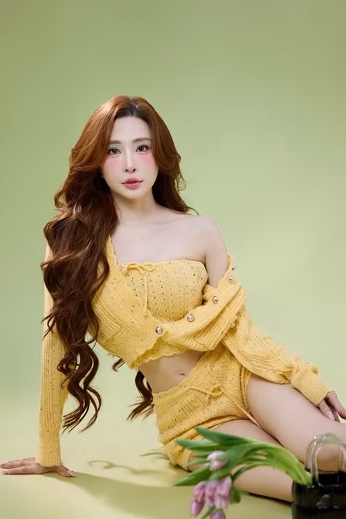 Trên trang cá nhân, nữ ca sĩ sinh năm 1988 thường xuyên khoe ảnh gợi cảm cũng như cuộc sống sang chảnh. Ảnh: FB Quỳnh Nga.