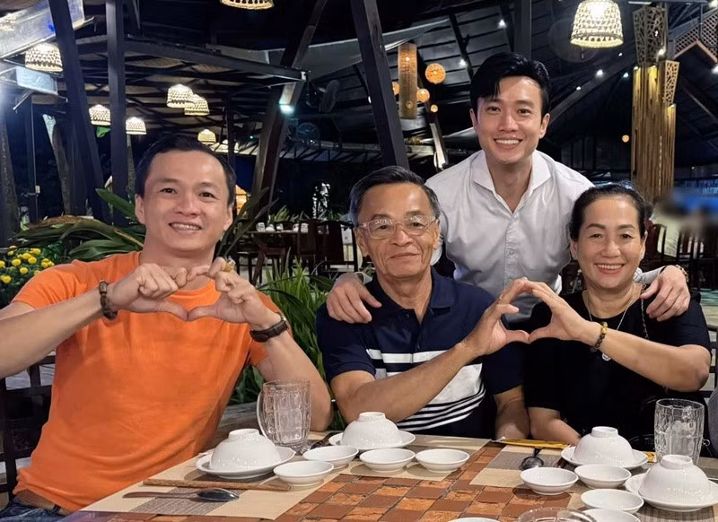 Từ nhỏ, Quốc Trường đã ước mơ xây cho ba mẹ một căn nhà rộng rãi ở nơi trong lành, có sân vườn để ba chăm sóc cây cối. Năm 2017 anh bắt đầu xây dựng và đến năm 2018 hoàn thiện căn nhà khang trang cho ba mẹ ở quê.