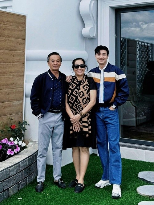 “Có 3 cột mốc tôi nhớ nhất. Lúc mới lên Sài Gòn, món quà lớn nhất tôi làm được là trả được nợ cho gia đình và thuyết phục được ba mẹ ngừng làm việc, mẹ ngừng bán tạp hoá, ba nghỉ để về hưu, cho tôi có cơ hội phụng dưỡng”, Quốc Trường chia sẻ.