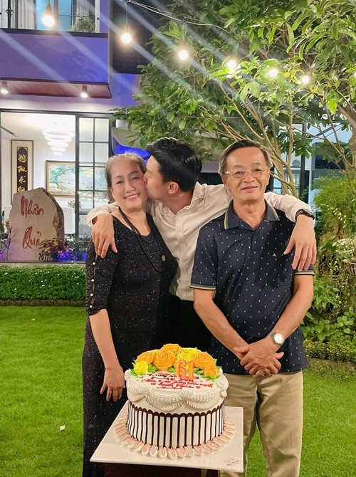 Trong quá trình trưởng thành, nam diễn viên đã tặng ba mẹ nhiều món quà nên không thể nhớ hết.