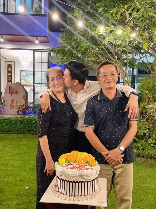 Trong quá trình trưởng thành, nam diễn viên đã tặng ba mẹ nhiều món quà nên không thể nhớ hết.