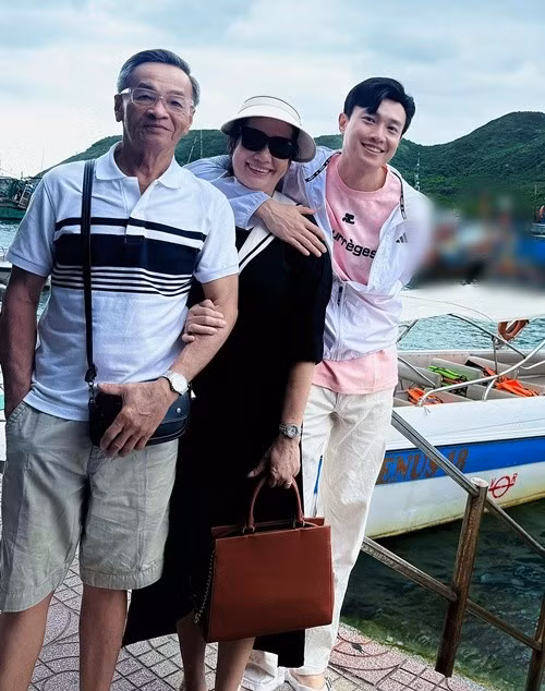 Quốc Trường chia sẻ: “Tôi làm chủ doanh nghiệp nên muốn về quê lúc nào thì về, gấp quá thì họp online thôi. Còn phim lúc nào họ cũng hỏi mình lịch bận để báo trước. Tôi thường báo cho bên phim ngày mình về quê, lịch quay quảng cáo cũng vậy”.