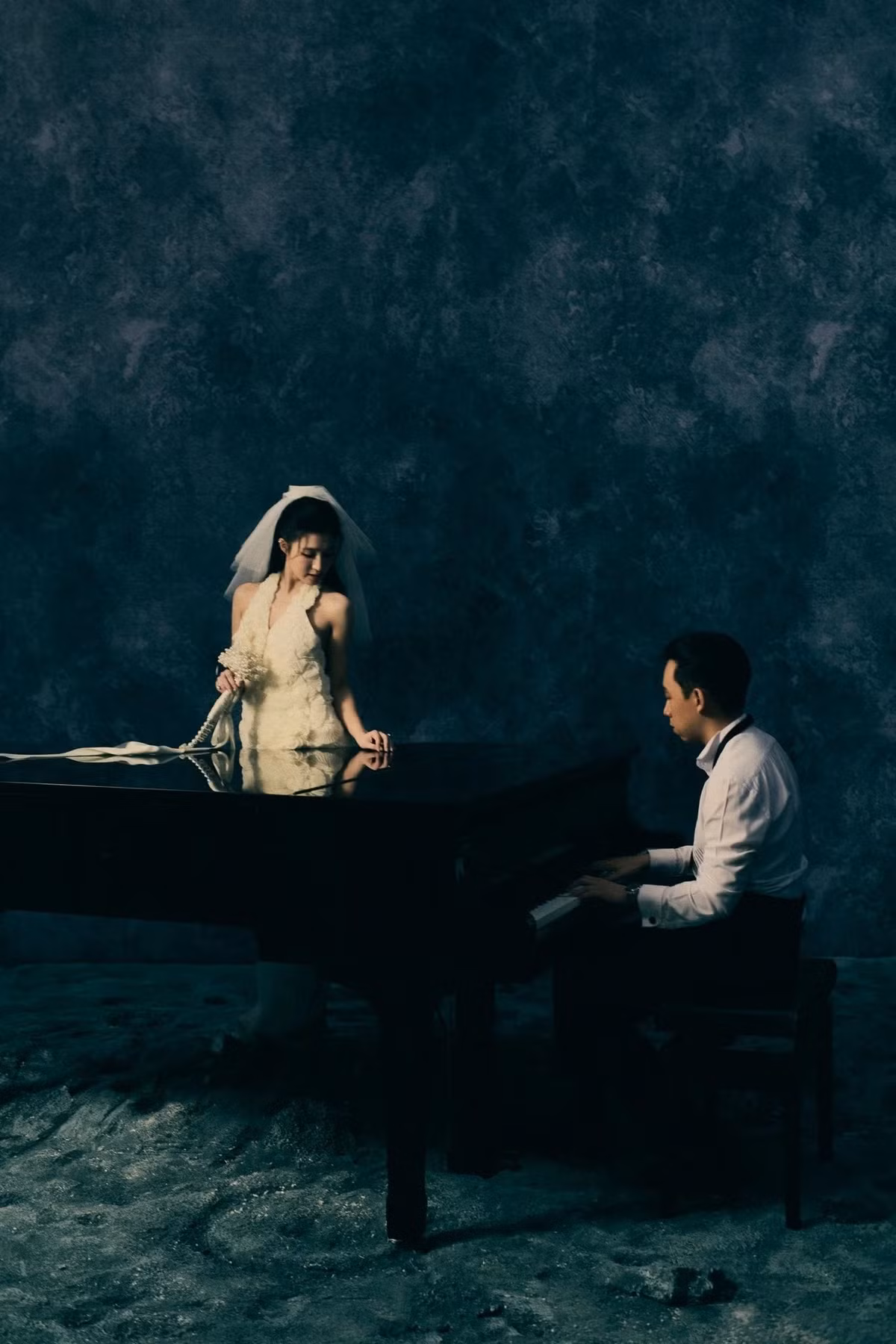 Phương Nhi diện váy cưới màu trắng, thiết kế không quá cầu kỳ nhưng tinh tế, phần thân váy ôm nhẹ, tôn lên vóc dáng thon gọn. Tấm khăn voan mỏng buông nhẹ phía sau càng làm nổi bật nét nữ tính, thuần khiết. Ảnh: Antiantiart.