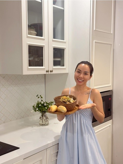 Vợ Hoàng Bách không chỉ trẻ đẹp mà còn đảm đang. Cô nhiều lần khoe thành quả nấu ăn, trang trí nhà cửa. Ảnh: FB Thanh Thảo.