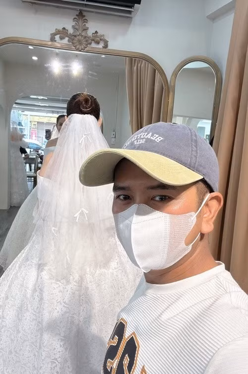 Diễn viên Hùng Thuận đưa bạn gái Tuệ Tâm đi thử váy cưới. Lễ cưới của cặp đôi sẽ diễn ra vào tháng 7/2025. Ảnh: FB Hùng Thuận.