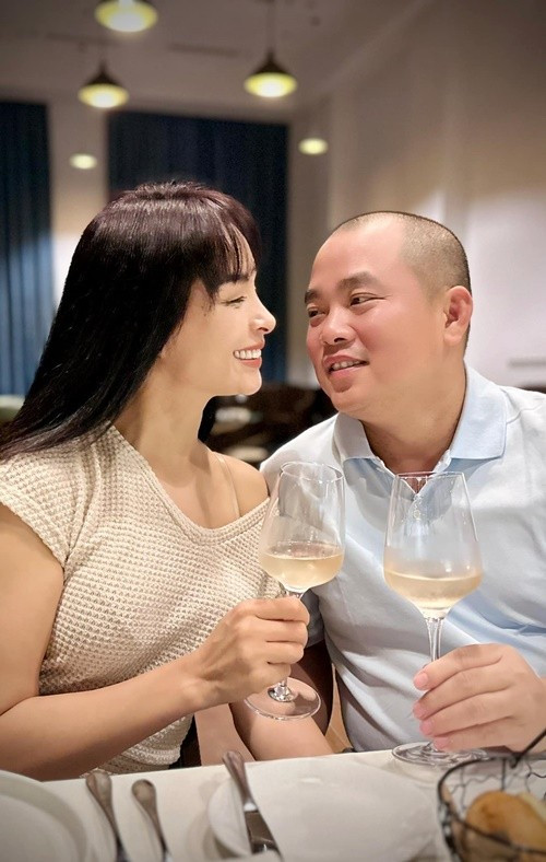 Nam nhạc sĩ hài hước chia sẻ rằng khi xem phim, anh bất ngờ vì “vợ mình trông trẻ hơn so với nhân vật”, thậm chí còn trêu đạo diễn vì không hóa trang để nhân vật của Thúy Hạnh già hơn một chút.