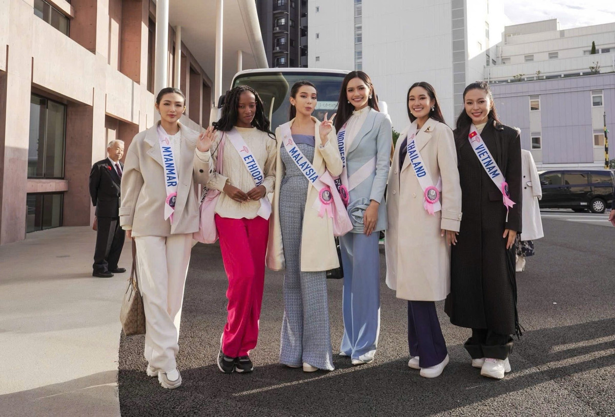 Kiều Duy tích cực tham gia các hoạt động giao lưu. Cô tặng khăn rằn cho các thí sinh khác và dạy họ một số từ tiếng Việt cơ bản. Ảnh: FB Kiều Duy.