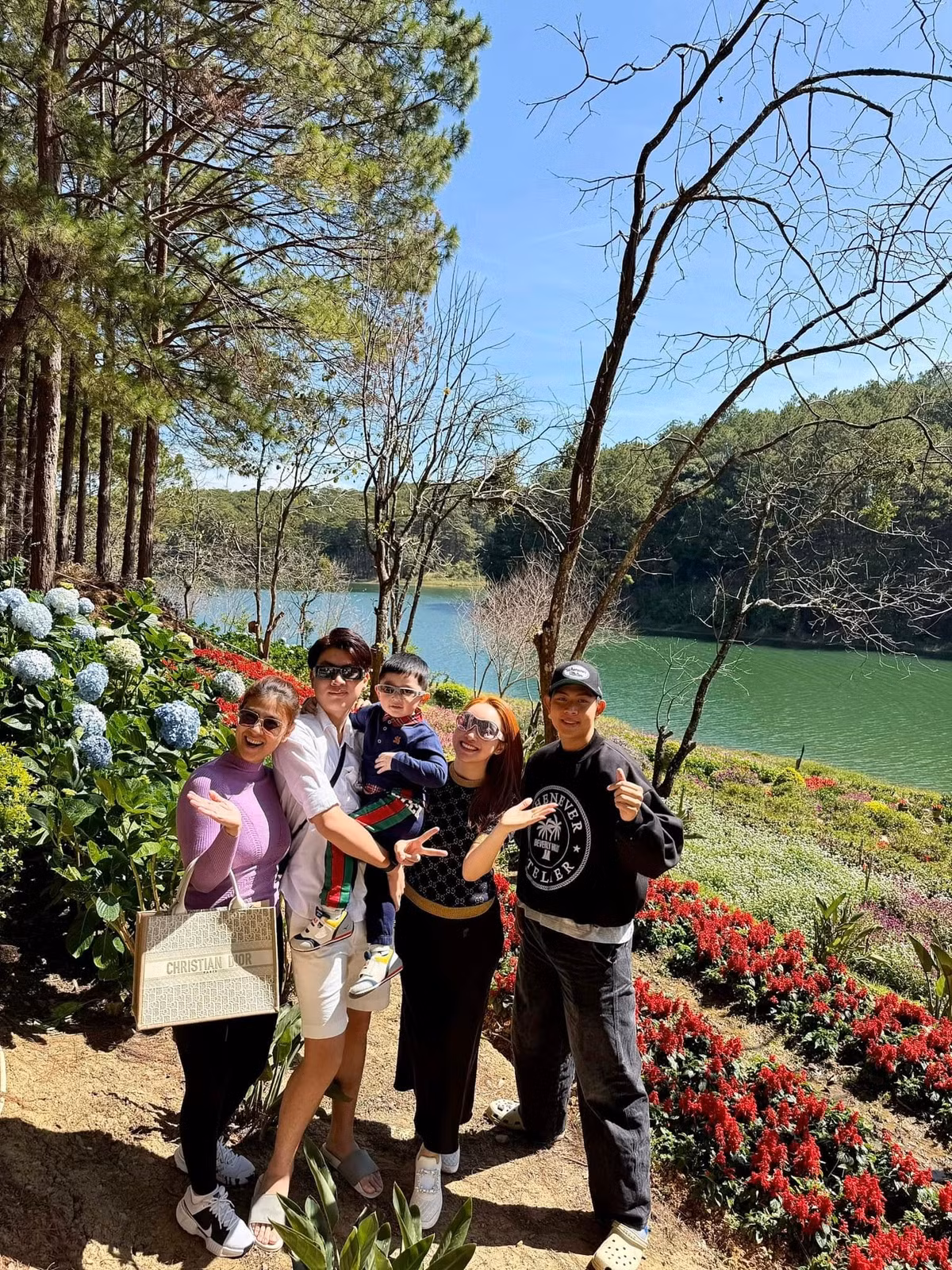 Phước Quang lại đam mê bóng đá. Ảnh: FB Kim Thư.