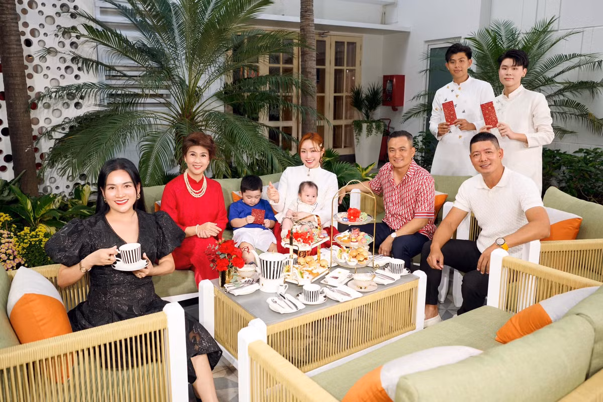 Kim Thư đưa các con đến chúc Tết gia đình Chi Bảo. Cả hai gia đình còn thường xuyên đi du lịch chung. Ảnh: FB Kim Thư.