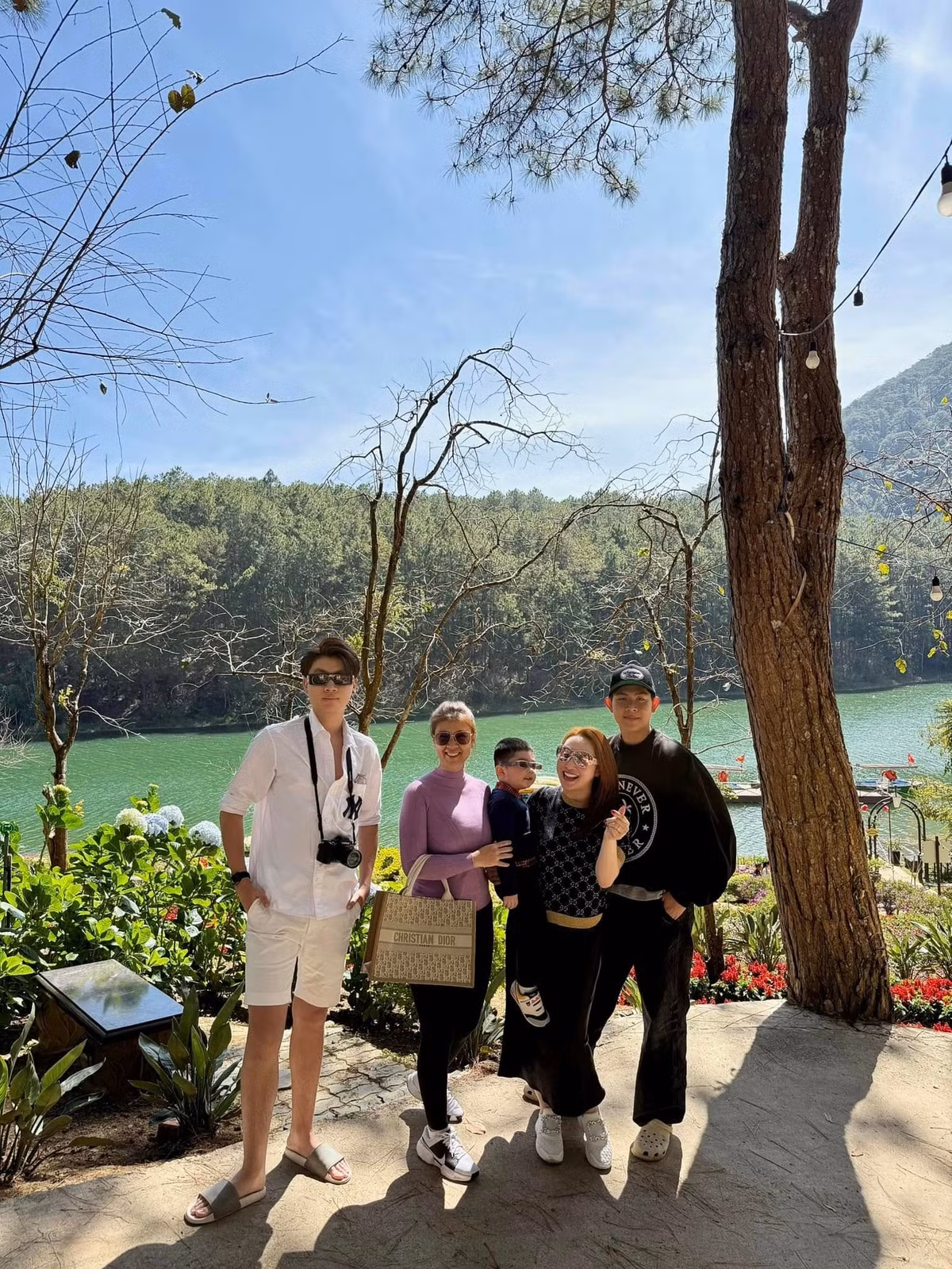 Hai con trai Kim Thư thân thiết với gia đình của Chi Bảo - Lý Thuỳ Chang. Ảnh: FB Kim Thư.