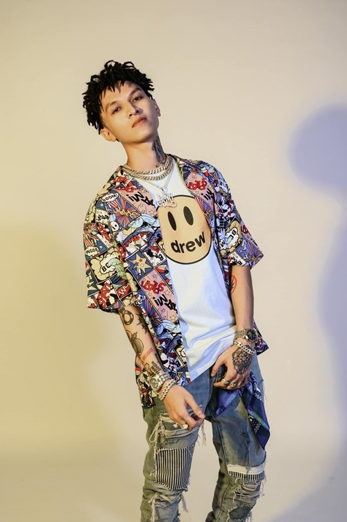 Bình Gold còn có phát ngôn gây sốc vào năm 2021. Cụ thể, trên trang cá nhân, rapper cho biết, anh cảm thấy khó chịu khi một số ngôi sao đến hợp tác có suy nghĩ rằng việc anh được làm việc với họ là một đặc ân. Ảnh: FB Bình Gold.