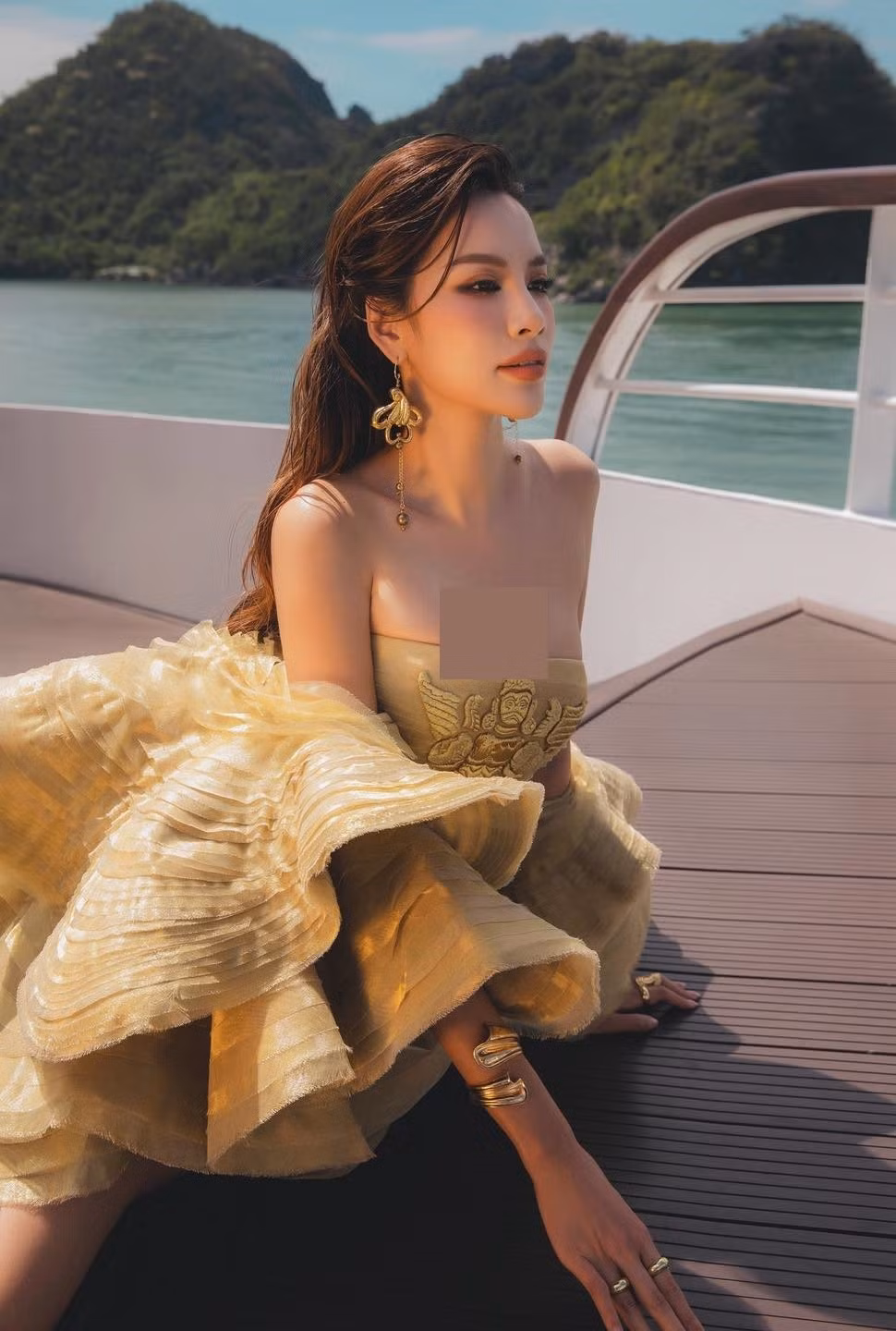 "Chính tình cảm ấy đã tiếp thêm nghị lực để Phương vượt qua thử thách, không ngừng cố gắng và luôn nhắc mình sống xứng đáng hơn mỗi ngày", nàng hậu viết. Ảnh: FB Lê Hoàng Phương.