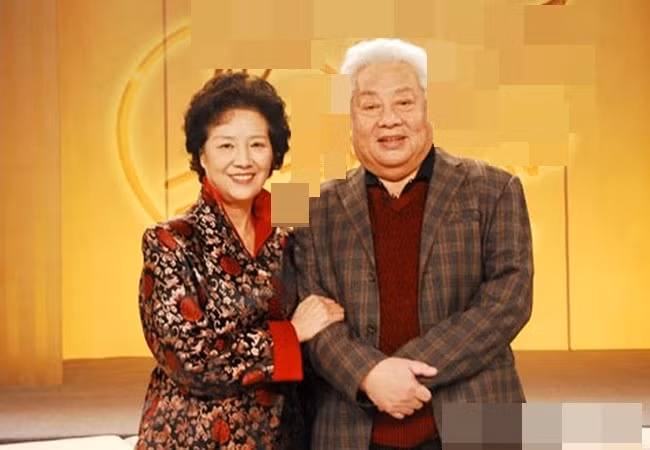 Diễn viên Chu Long Quảng kết hôn với Ngô Huệ Phương – một nhân viên văn phòng, có 3 cô con gái. Ảnh: Vietnamnet.