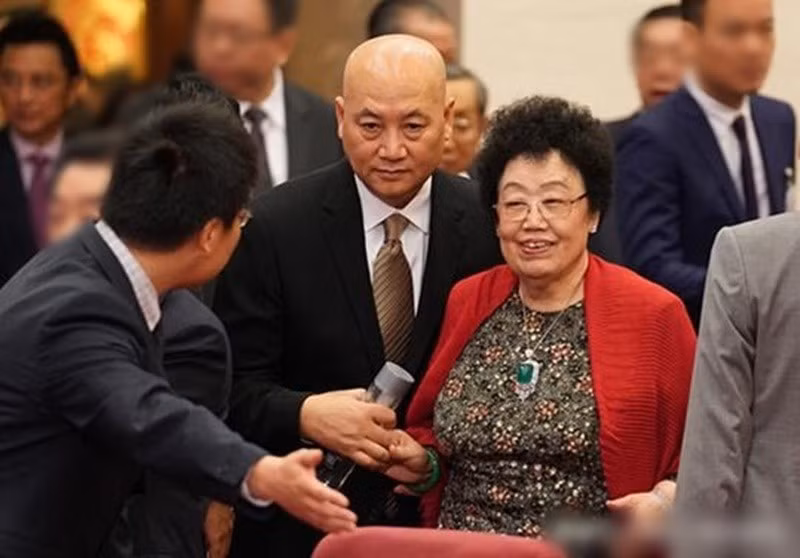 Trì Trọng Thụy kết hôn với nữ tỷ phú Trần Lệ Hoa, sau đó giảm dần việc đóng phim. Dù chênh lệch tuổi tác và không có con chung, nam diễn viên và vợ sống vẫn hạnh phúc. Ảnh: Dân Việt.