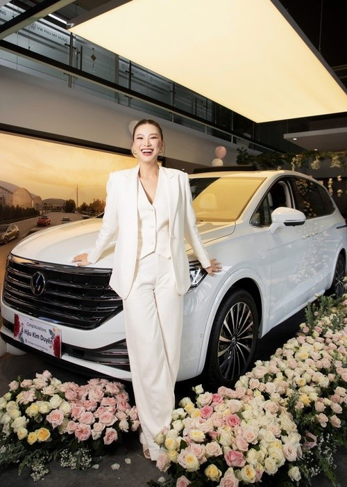 Trước khi tậu xe hơi mới, chân dài sinh năm 1995 thường xuyên sử dụng xe sang khi di chuyển. Ảnh: FB Kim Duyên.