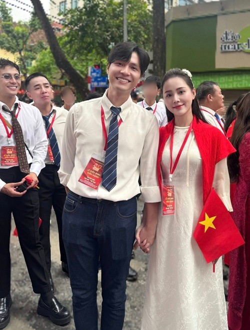 Tô Dũng và Minh Thu dành cho nhau cái nắm tay ấm áp trong các buổi tập luyện cho lễ diễu binh, diễu hành. Ảnh: FB Minh Thu.