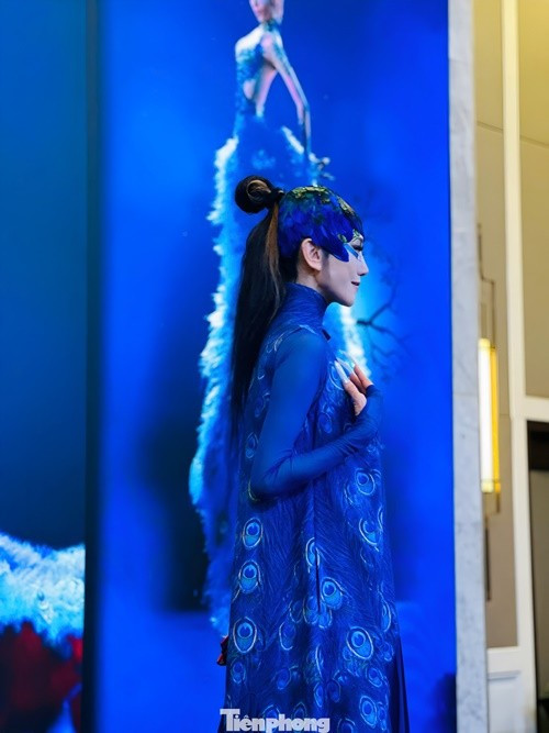 Sau Anh hùng xạ điêu, Dương Lệ Bình tiếp tục cống hiến cho nghệ thuật múa, được đặt biệt danh là ‘Khổng tước làng múa’. Bà là tổng biên đạo, giám đốc nghệ thuật kiêm diễn viên đặc biệt của vở vũ kịch Khổng tước. Đầu tháng 3 tới đây, vở Khổng tước sẽ được trình diễn tại Việt Nam. Ảnh: Tiền Phong.