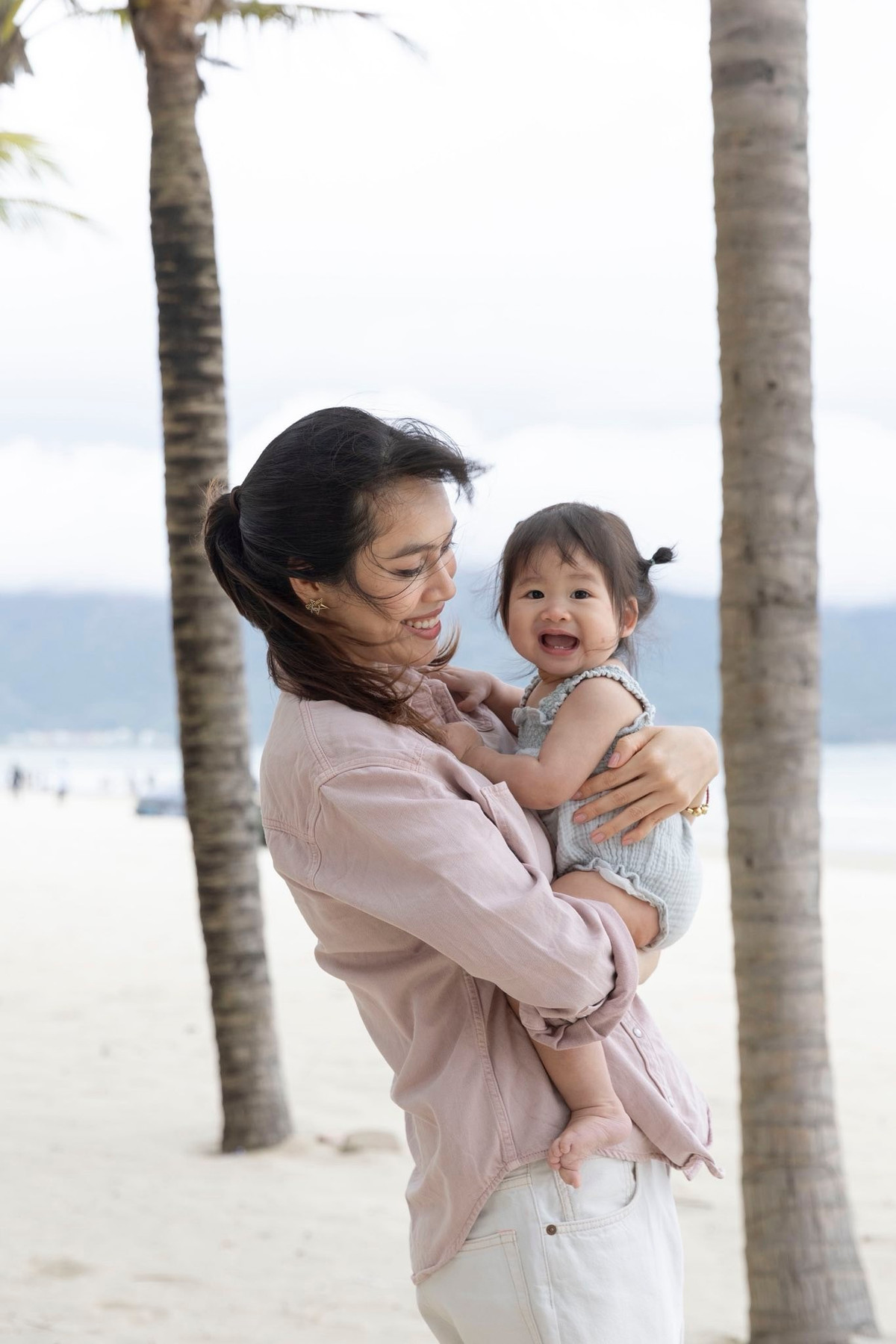 Nàng hậu cho biết, con gái sống tình cảm. "Ayla được gần 19 tháng rồi, biết lấy nón, lấy giày cho mẹ mỗi khi hai mẹ con ra đường. Thấy xu rơi ở đâu cũng lụm đưa cho mẹ. Mới tí tuổi mà biết giúp mẹ làm giàu rồi. Vài bữa biết đếm mẹ cho làm thủ quỹ nhé", Hoàng My viết.