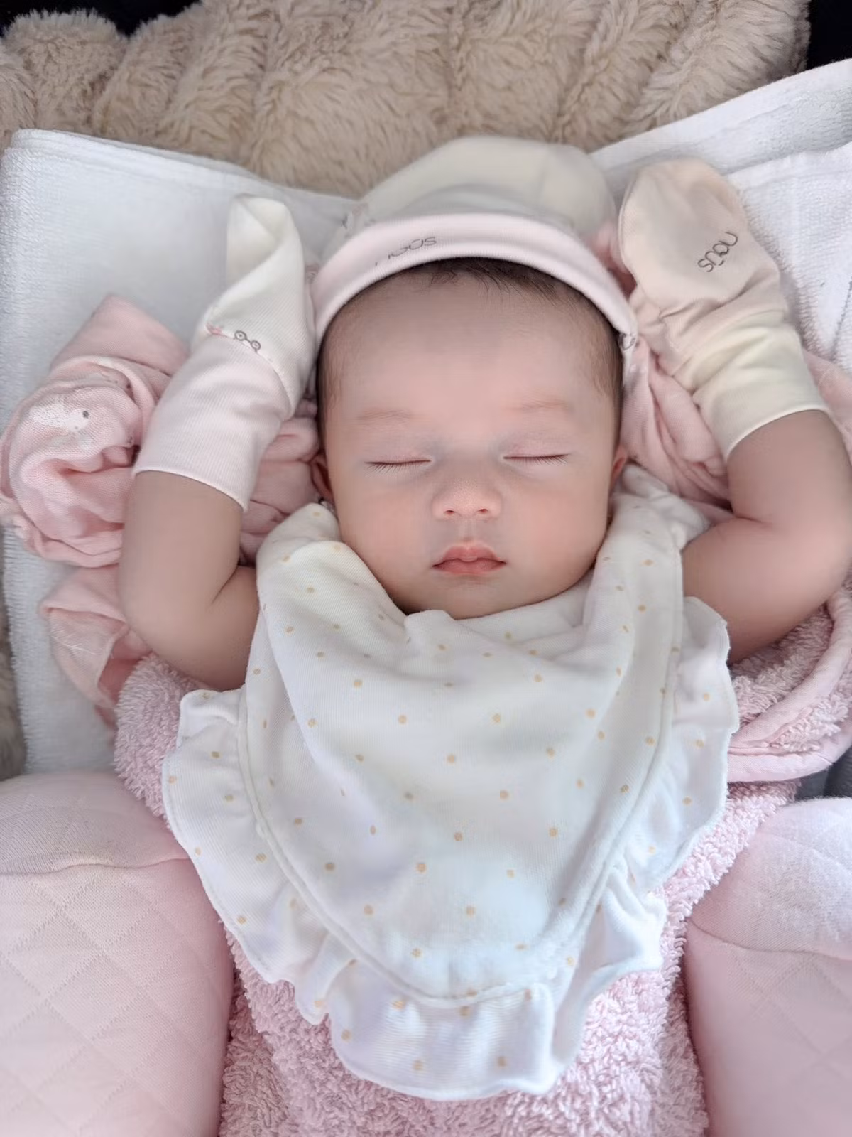 Phương Lê lần đầu khoe ảnh cận mặt con gái út khi cô nhóc 1 tháng tuổi. ""Hôm nay con được 1 tháng 1 ngày tuổi ba cho phép, mẹ cháu mới dám đăng hình cho ông bà cô chú biết mặt cháu ạ", Phương Lê cho biết.