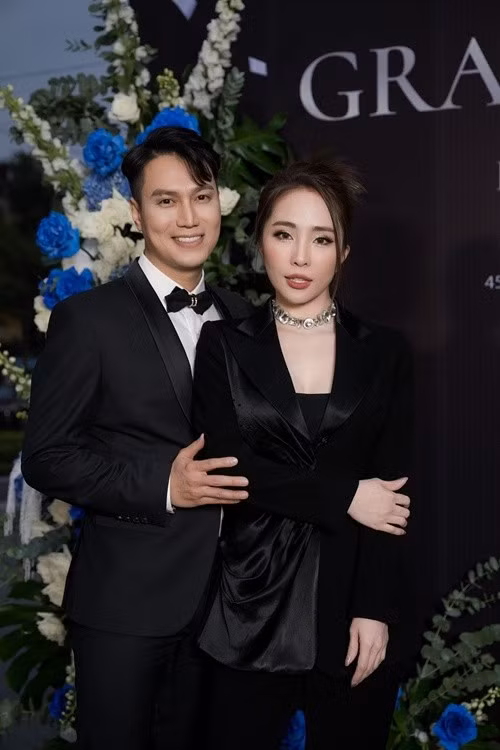 Mới đây, cư dân mạng lan truyền hình ảnh Quỳnh Nga và Việt Anh cùng nhau tới một phòng khám. Một số cư dân mạng đoán già đoán non nữ diễn viên đi khám thai trước khoảnh khắc Quỳnh Nga được cho là cầm kết quả siêu âm. Ảnh: Vũ Toàn.