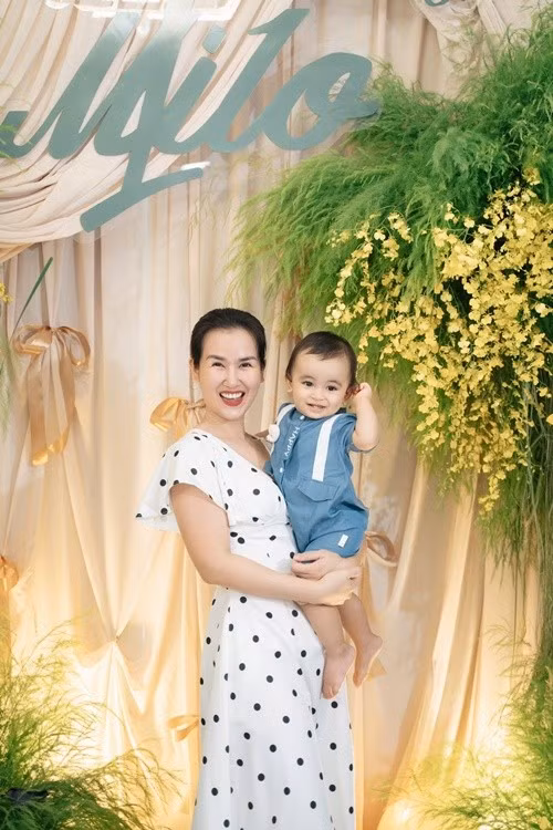 “Con và chị hai Moon lúc nào cũng mang đến niềm vui, sự ấm áp và năng lượng trong trẻo, sạc pin cho ba mẹ mỗi ngày”, cô chia sẻ.