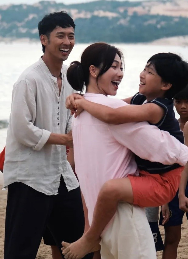 Báu vật trời cho do Lê Thanh Sơn làm đạo diễn. Dàn diễn viên phim gồm: Tuấn Trần, Phương Anh Đào, nghệ sĩ Trung Dân, NSND Kim Xuân, Quách Ngọc Ngoan, Võ Tấn Phát. Ảnh: VTV.